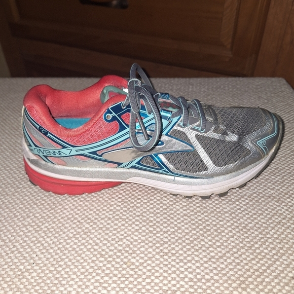 Brooks Ravenna 7 DNA Gray and Red Athletic Shoes In A Size 7.5. Pre-loved - Picture 10 of 13